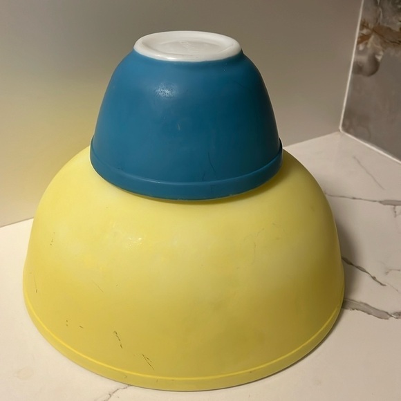 Set of 2 Pyrex Primary Bowls in Yellow 4L and Blue .75L - Picture 3 of 5